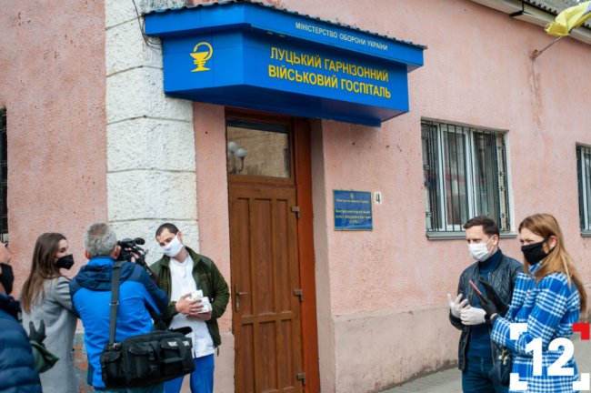 Благодійники передали волинським лікарням прилади для вимірювання рівня кисню в крові