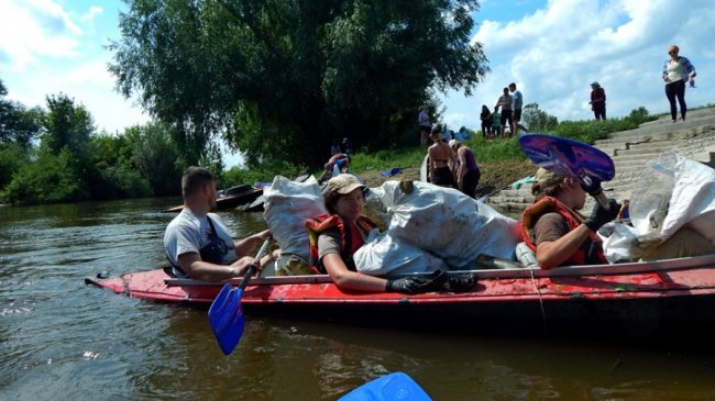 Під час сплаву Стиром небайдужі «назбирали» 40 мішків сміття. ФОТО