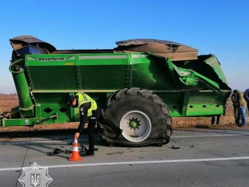 На трасі Київ-Ковель-Ягодин вантажівка зіткнулася з трактором: є постраждалий