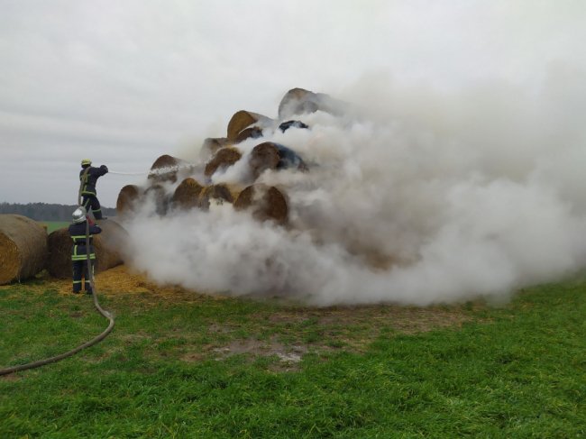 У селі на Волині посеред поля горіли стоги тюкованої соломи. ФОТО 