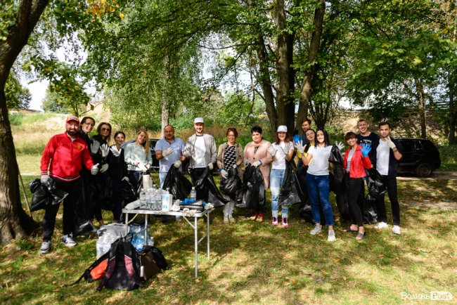 «Ми можемо прибрати, а ви хоча б не смітіть»: як у Луцьку розчищали парк на Потебні