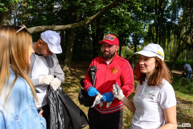 «Ми можемо прибрати, а ви хоча б не смітіть»: як у Луцьку розчищали парк на Потебні