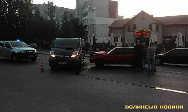 У Луцьку поблизу ресторану зіткнулись легковик та мікроавтобус. ФОТО