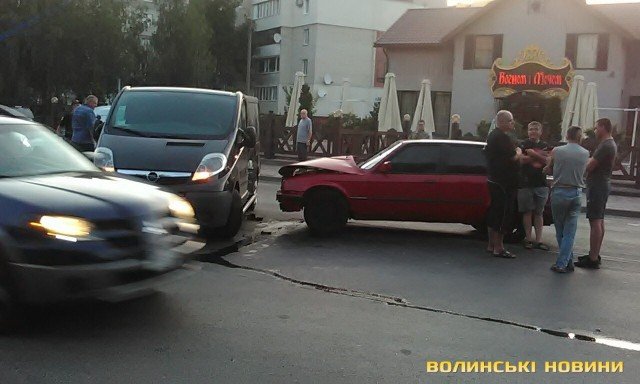 У Луцьку поблизу ресторану зіткнулись легковик та мікроавтобус. ФОТО