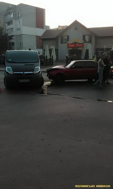 У Луцьку поблизу ресторану зіткнулись легковик та мікроавтобус. ФОТО