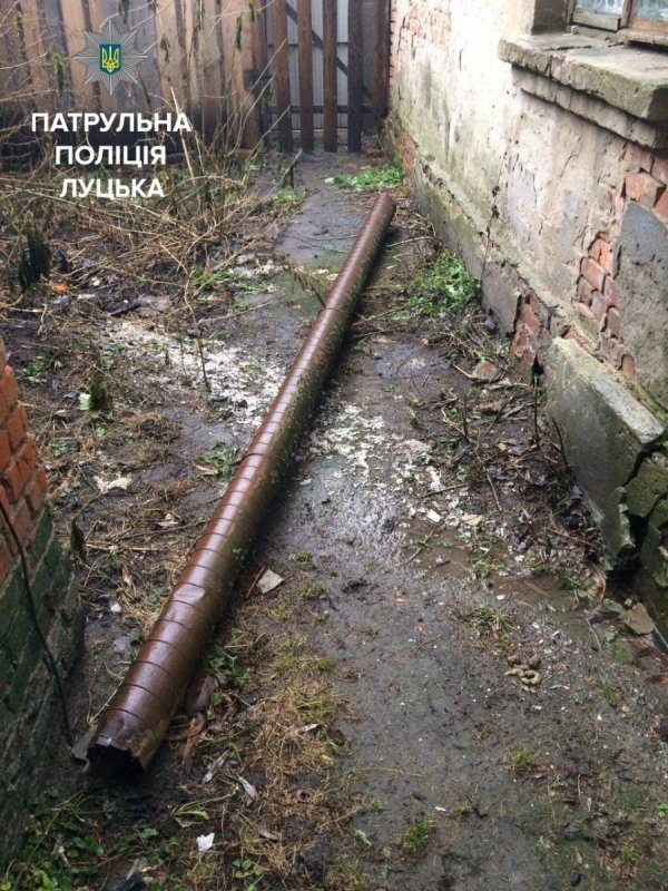 У Луцьку серед дня невідомі намагалися покрасти труби