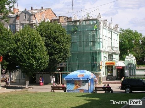 У Луцьку почали ремонтувати «будинок з Меркурієм». ФОТО