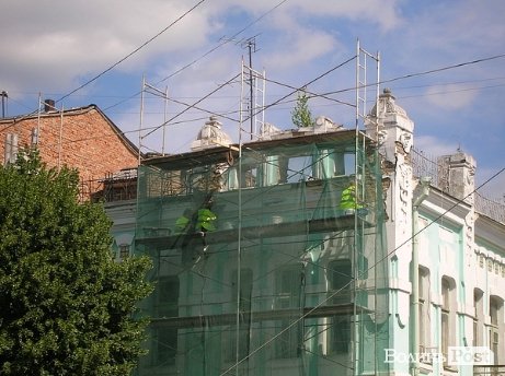 У Луцьку почали ремонтувати «будинок з Меркурієм». ФОТО