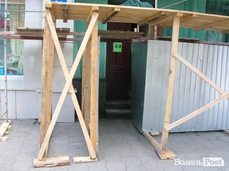 У Луцьку почали ремонтувати «будинок з Меркурієм». ФОТО