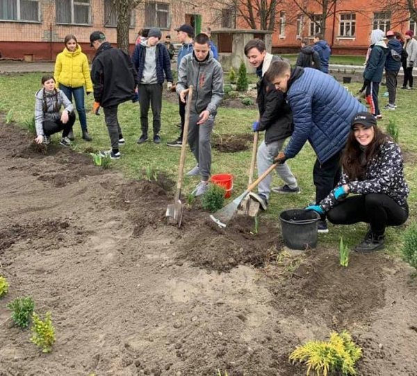 Волинські школярі висадили «Клумбу дружби». ФОТО