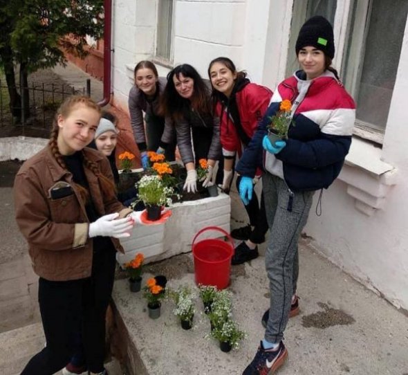 Волинські школярі висадили «Клумбу дружби». ФОТО