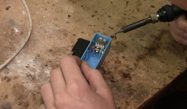 Гуртківці у Луцьку виробляють саморобні павербанки: яка їх вартість