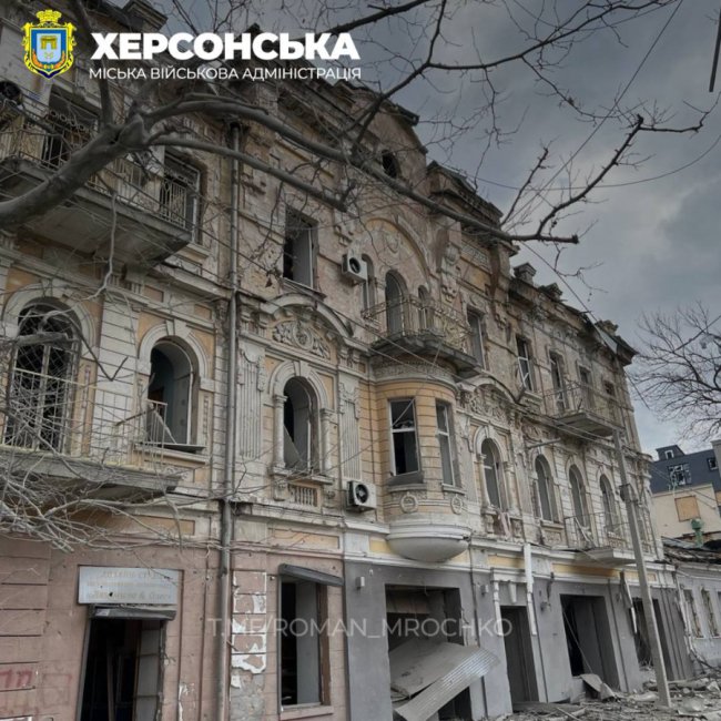 Російська авіація вдарила по центру Херсона: моторошні фото