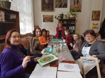 Переселенка з Донецька створила у Луцьку клуб, де навчає мистецтву