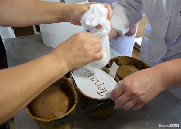 У Луцьку показали, як печуть хліб. ФОТО