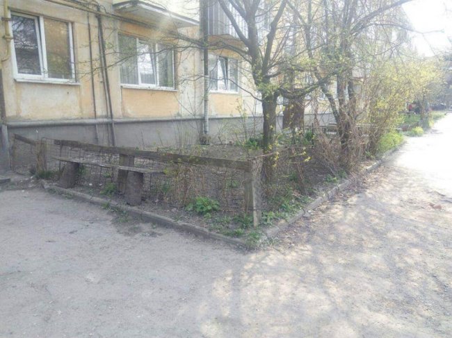 У Луцьку почали зносити старі сараї та огорожі. ФОТО