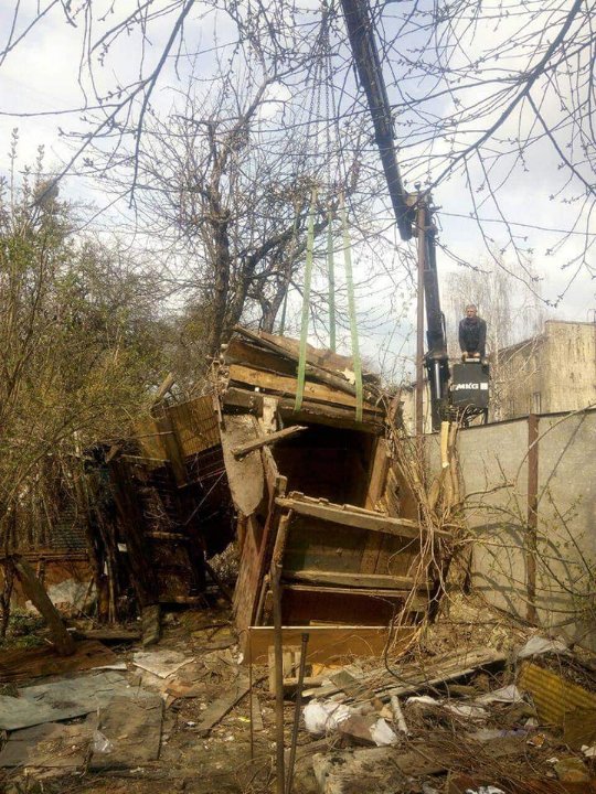 У Луцьку почали зносити старі сараї та огорожі. ФОТО
