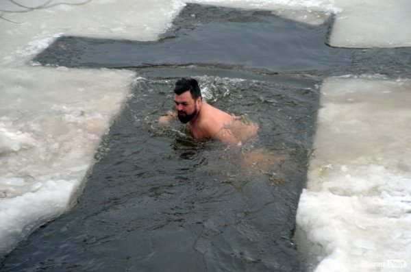 Лід, ополонка та Йорданська вода: Водохреще у Луцьку 