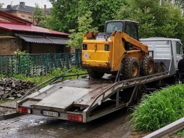У Луцьку біля дитсадка підприємець розпочав незаконні земельні роботи. ВІДЕО