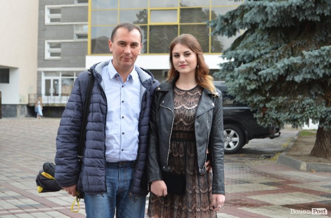 Елегантні сукні та маленькі клатчі: у що вбрались луцькі випускниці. ФОТО