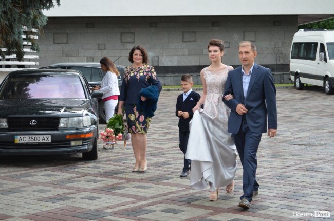 Елегантні сукні та маленькі клатчі: у що вбрались луцькі випускниці. ФОТО