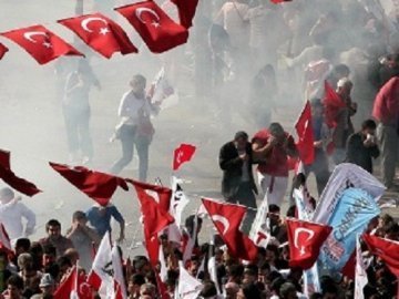 У Туреччині першотравневу демонстрацію розігнали з водометів. ВІДЕО