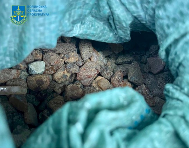 Судитимуть 54-річного волинянина, який незаконно придбав 7 кг бурштину