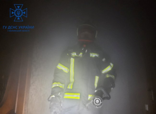 На Волині пожежники врятували з палаючої квартири трьох людей. ФОТО