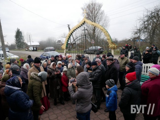 Представники УПЦ МП не віддають статут: у селі на Любомльщині чергуватимуть біля церкви. ФОТО