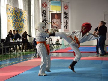 У Луцьку каратисти зібрали на авто для військових 65 тисяч гривень. ФОТО