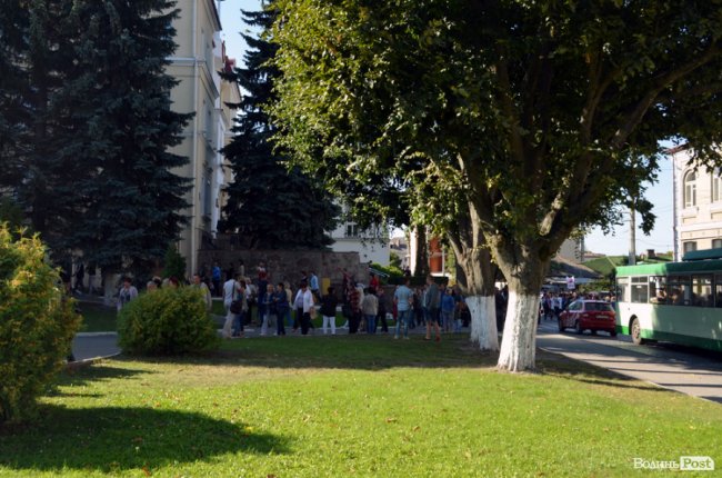 Як люди з Старого ринку «штурмували» Луцькраду. ФОТО. ВІДЕО