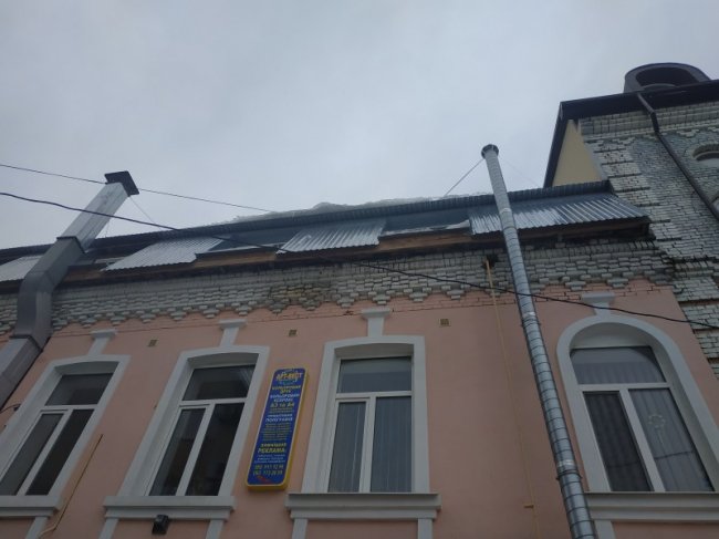 У Луцьку льодова брила пробила дах літнього майданчика кафе, де відпочивали люди