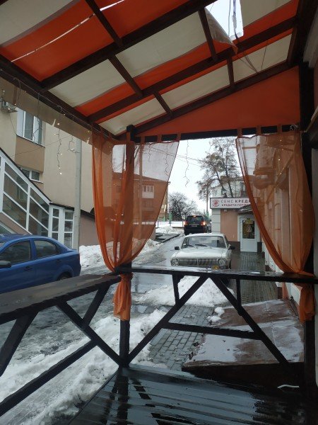 У Луцьку льодова брила пробила дах літнього майданчика кафе, де відпочивали люди