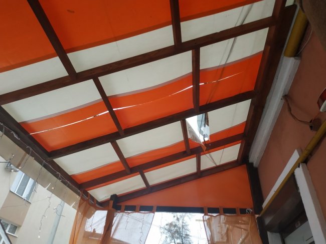 У Луцьку льодова брила пробила дах літнього майданчика кафе, де відпочивали люди