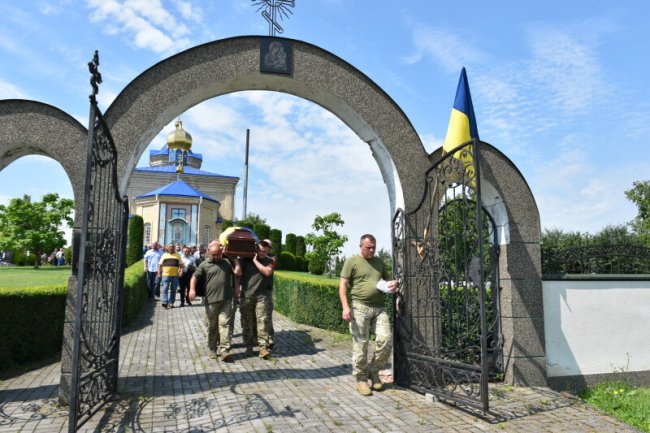 «Воював, щоб наші діти могли вчитися, а Україна – процвітати»: на Волині попрощалися з Героєм Петром Назарчуком