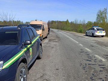 На волинській трасі зупинили автівку з краденою деревиною