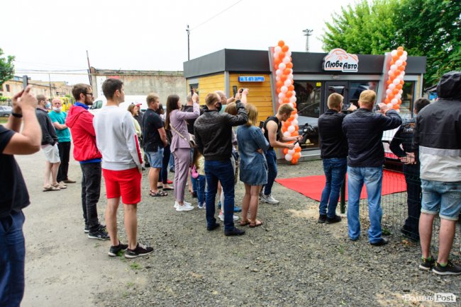 У Луцьку відкрили перший сервіс з продажу електромобілів*