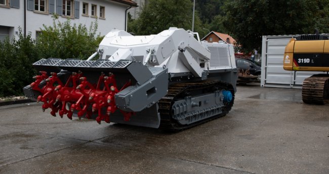 В Україну прибула розміновувальна машина зі Швейцарії. ФОТО