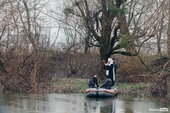 Водохреще у Луцьку: освячення води в річці Стир та занурення лучан. ФОТОРЕПОРТАЖ