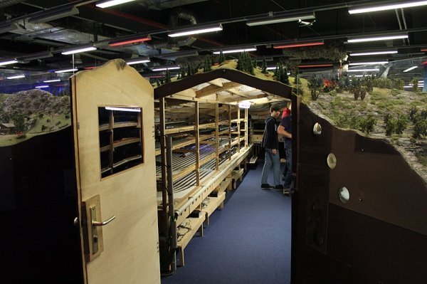 А під містом є секретна кімната, в якій персонал керує поїздами