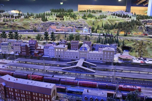 5800 метрів залізниць простяглися через весь макет