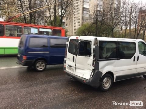 Аварія в Луцьку: маршрутка в'їхала в бус. ФОТО
