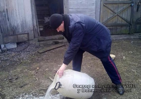 На Волині поліція виявила 50 літрів закваски. ФОТО