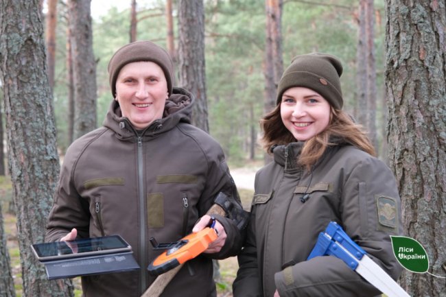 Патрулювання на мотоциклі та контроль роботи колег-чоловіків: історія дівчини-лісівника з Волині