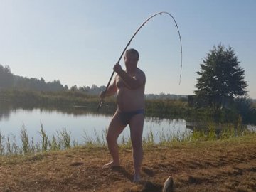 Не грибами єдиними: як ректор луцького вишу з оголеним торсом ловив рибу. ФОТО