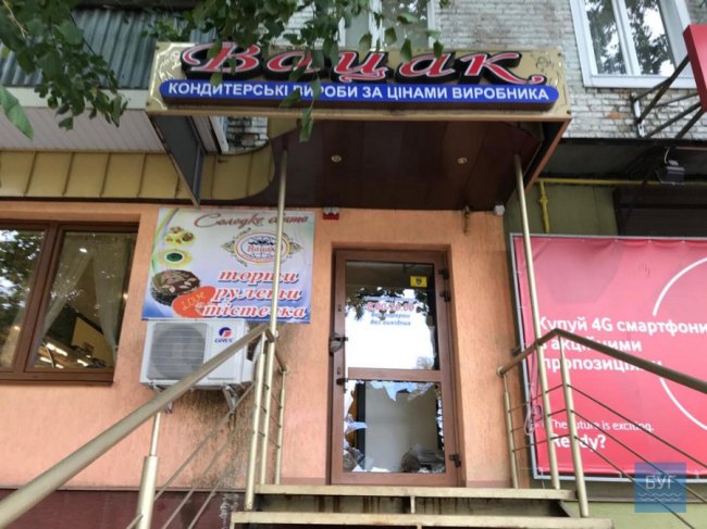 У Нововолинську каменем розбили двері магазину. ФОТО