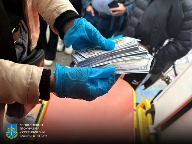 Волинянка за 25 тисяч доларів обіцяла зняття з військового обліку та виїзд за кордон