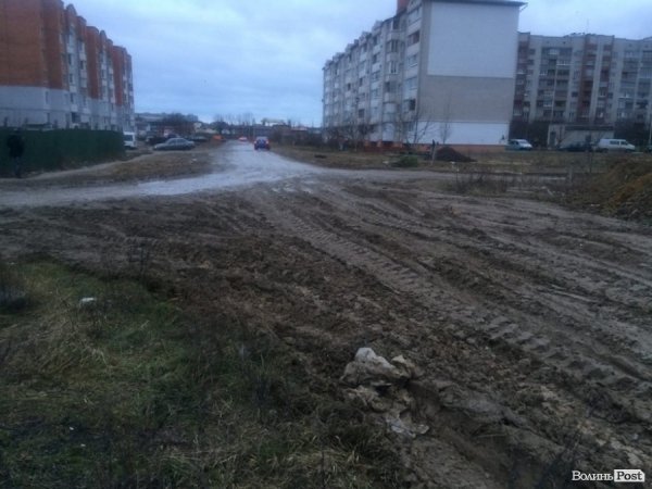 Луцьк: болото замість доріг. ФОТО