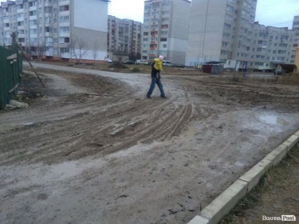 Луцьк: болото замість доріг. ФОТО