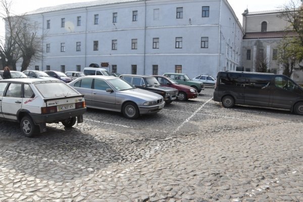 Біля замку Любарта відкрили платну парковку